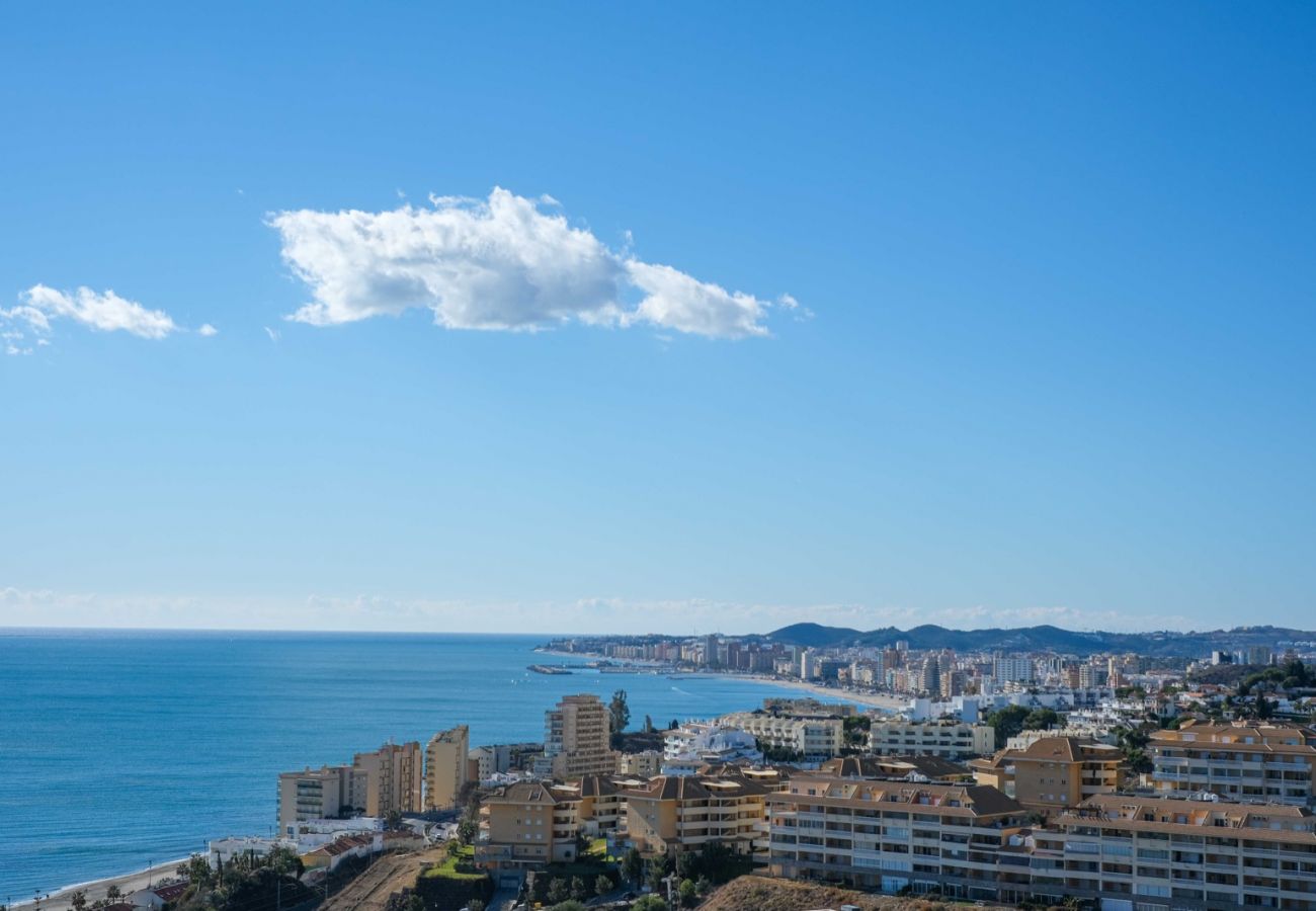 Apartamento en Fuengirola - Stunning 2BR w/ panoramic sea view.
